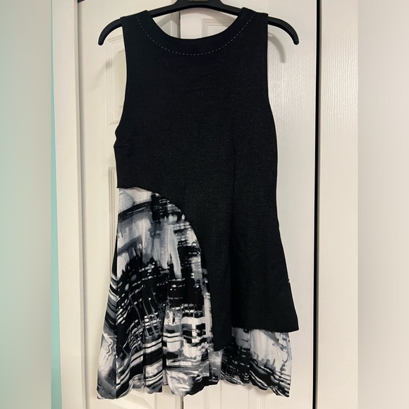 Cute design dress, size XS - Picture 2 of 3